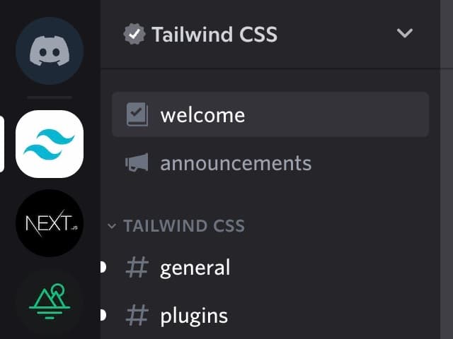 Discord interface with hidden scrollbars showing a cleaner design